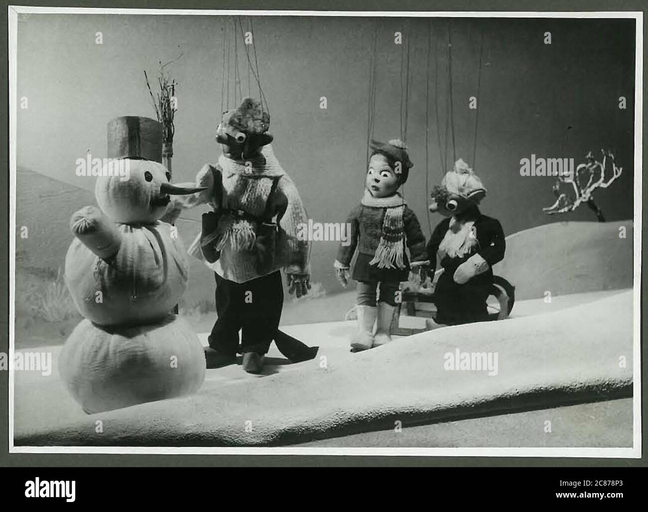 Il professor Josef Skupa (1892-1957) era un puppeteer ceco, che all'inizio degli anni venti creò i suoi puppets più famosi: Il comico padre Spejbl e il suo figlio di rascal Hurvinek, istituendo nel 1930 il primo] teatro professionale moderno dei burattini. Durante l'occupazione nazista della Cecoslovacchia, Skupa ha eseguito rappresentazioni satiriche e allegoriche di marionette su centinaia di tappe in tutta la Cecoslovacchia, portando alla reclusione di marionette da parte dei nazisti (in un deposito!) per essere generalmente troppo sovversivo. Dopo il 1945, Skupa continuò a produrre lavoro per bambini e adulti in Cecoslovacchia e si esibì anche all'estero. Il Foto Stock