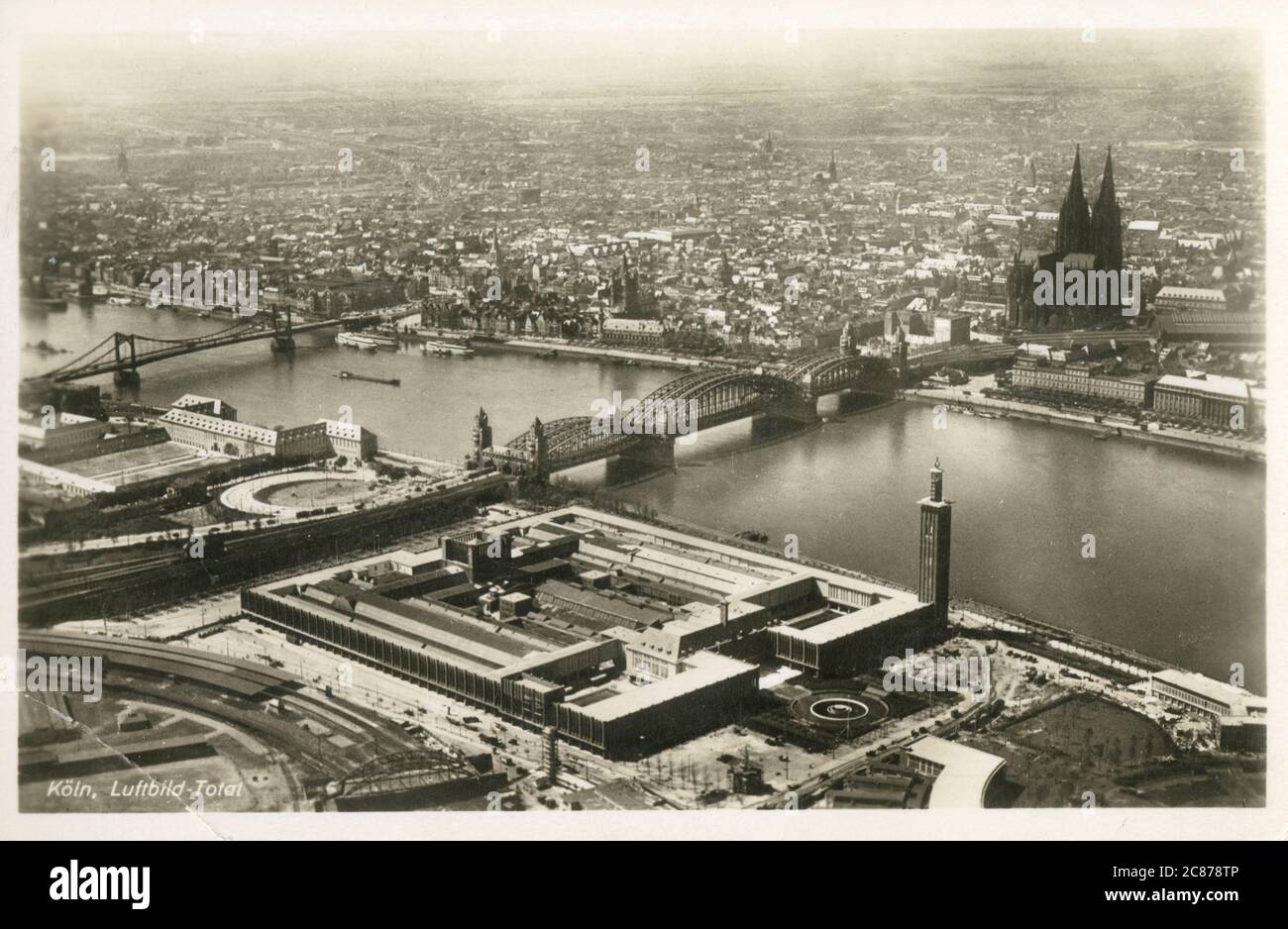 Vista aerea di Colonia, Germania, con il ponte Hohenzollern sul fiume Reno e la spettacolare cattedrale medievale. Foto Stock
