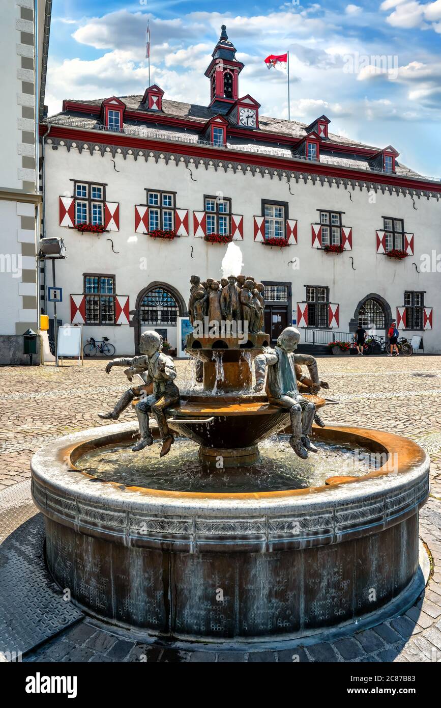 Il municipio (Rathaus) e Ratsbrunnen (fontana del Consiglio) a Linz am Rhein (Linz sul Reno) in Germania. Foto Stock