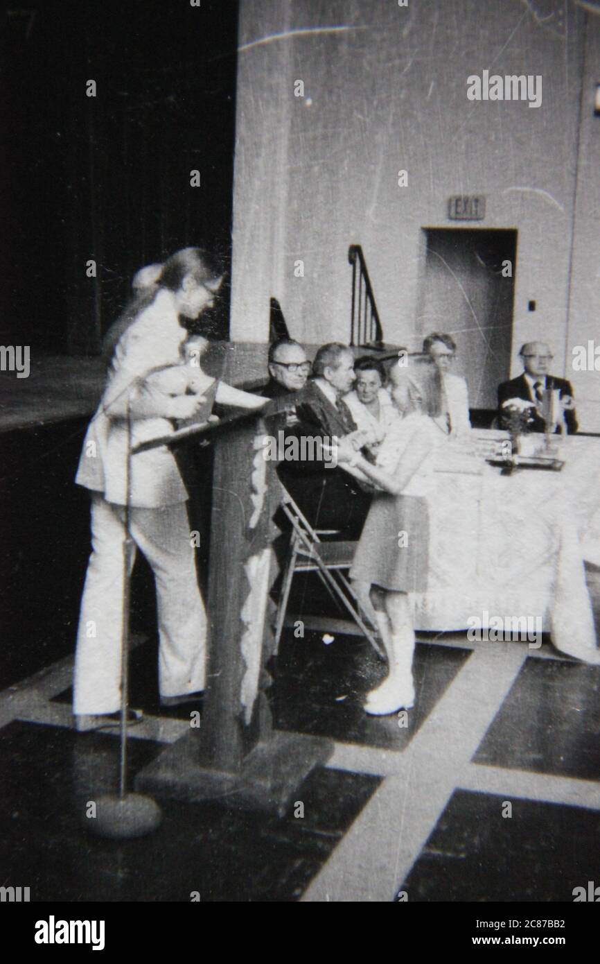 Bella fotografia in bianco e nero degli anni '70 di una cerimonia di laurea della scuola elementare. Foto Stock