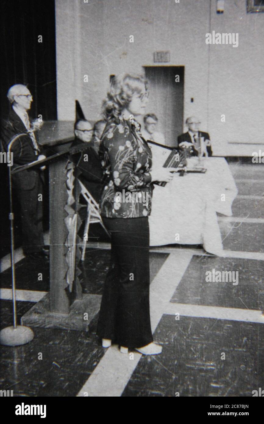 Bella fotografia in bianco e nero degli anni '70 di una cerimonia di laurea della scuola elementare. Foto Stock