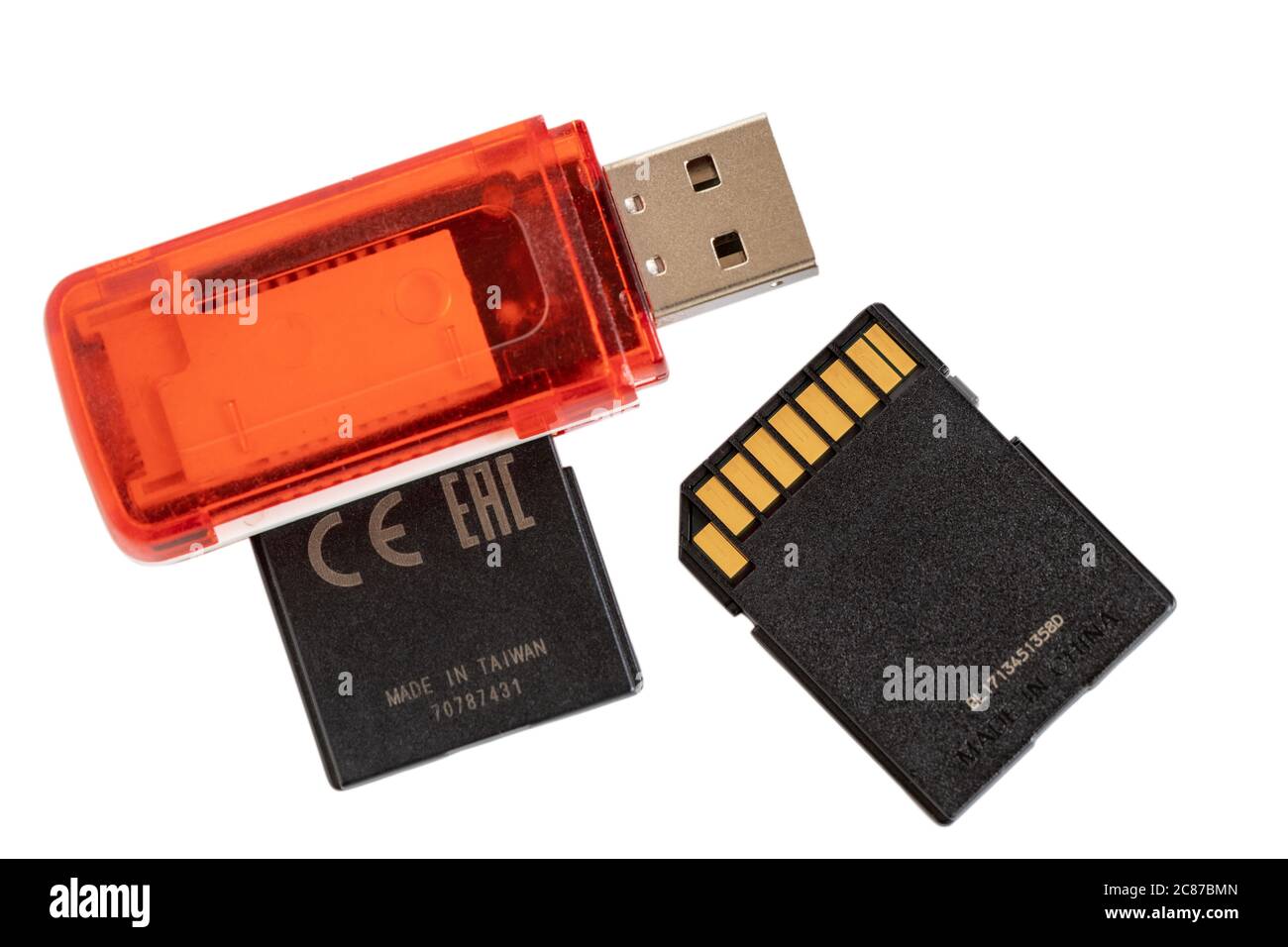 Adattatore lettore USB multi-scheda con due schede SD isolate su sfondo bianco Foto Stock