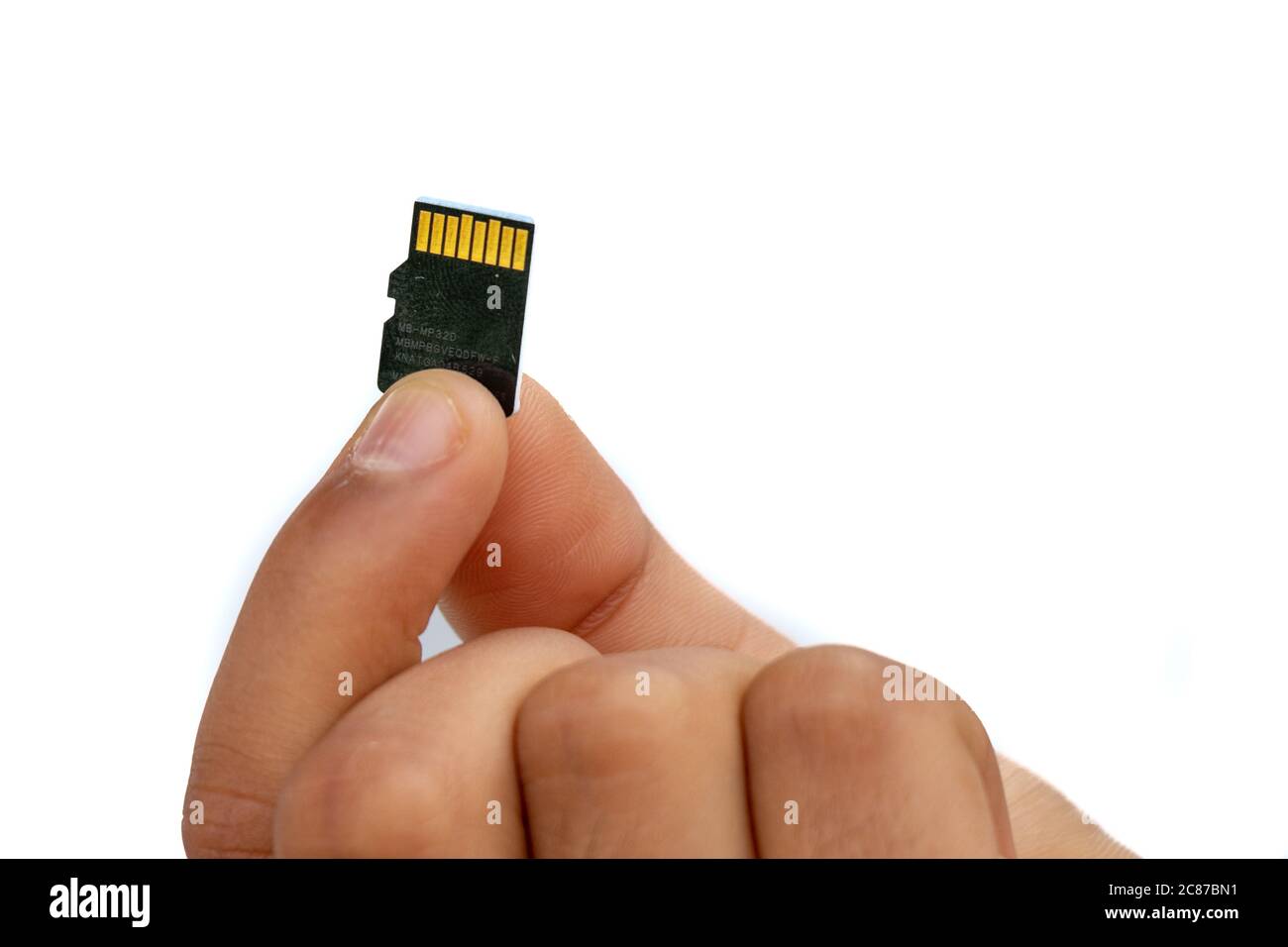 La scheda micro SD tiene in mano le dita isolate su sfondo bianco Foto Stock
