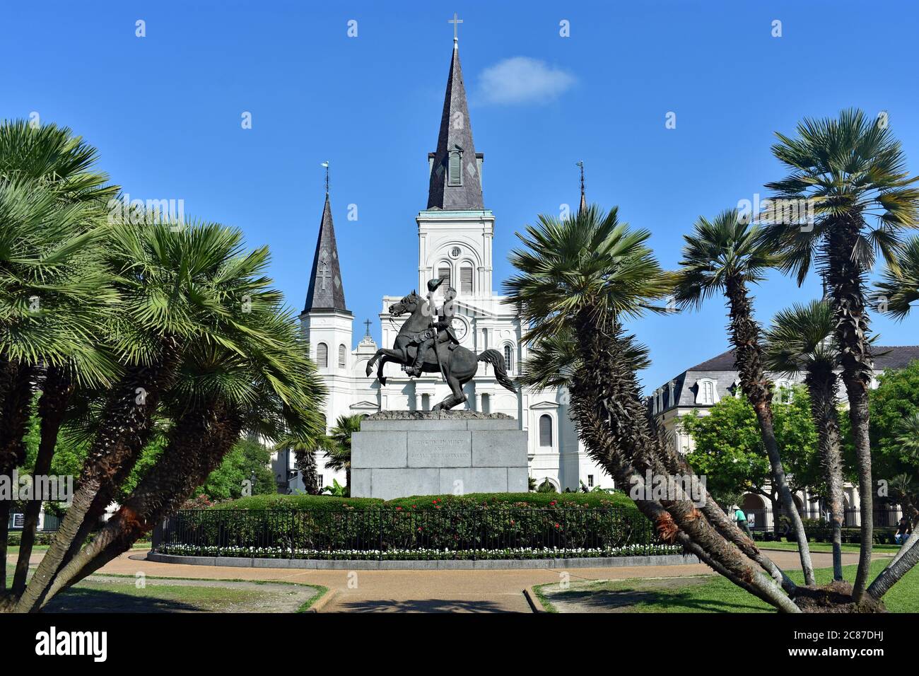 Ammira Jackson Square con la statua equestre di Jackson di fronte alla bianca cattedrale di St Louis nel quartiere francese di New Orleans. Foto Stock