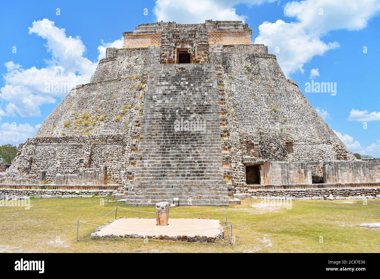 La Piramide del Magiciano in una giornata di sole luminoso presso l'antica città Maya di Uxmal nella penisola dello Yucatan, Messico. Foto Stock