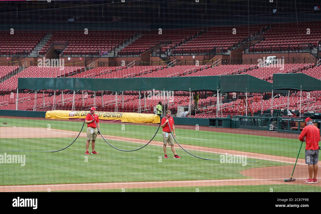 St. Louis, Stati Uniti. 21 luglio 2020. L'equipaggio del Busch Stadium Grounds prepara il campo per una partita tra squadre mentre i lavoratori completano il dugout esteso sul primo lato base, dove i giocatori si troveranno a distanza sociale durante le partite al Busch Stadium di St. Louis martedì 21 luglio 2020. Photo by Bill Greenblatt/UPI Credit: UPI/Alamy Live News Foto Stock