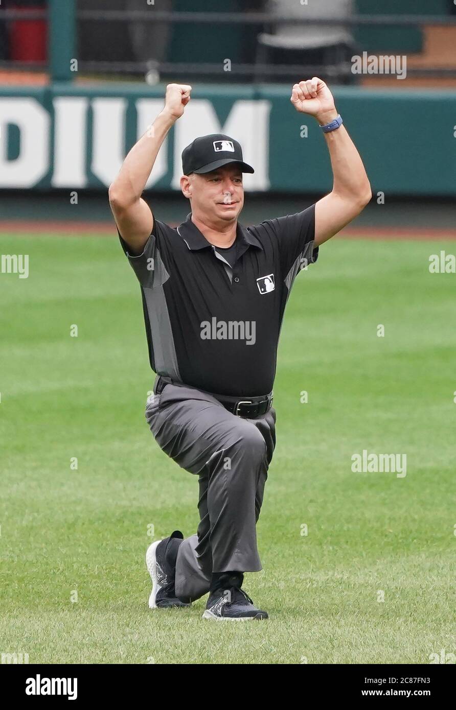 St. Louis, Stati Uniti. 21 luglio 2020. L'umpire della Major League Andy Fletcher si estende alla seconda base prima dell'inizio di una partita di squadra tra i St. Louis Cardinals al Busch Stadium di St. Louis martedì 21 luglio 2020. Photo by Bill Greenblatt/UPI Credit: UPI/Alamy Live News Foto Stock