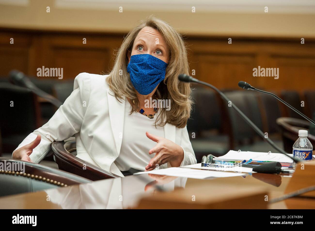 Karin King, Vice Segretario aggiunto, Overseas Citizen Services, Dipartimento di Stato degli Stati Uniti, appare davanti a una commissione della Camera degli Stati Uniti per gli affari esteri, sentendo "Affari consolari e la crisi COVID-19: Valutazione della risposta del Dipartimento di Stato alla pandemia nel Rayburn House Office Building a Capitol Hill a Washington, DC., martedì 21 luglio 2020. Credit: Rod Lammey/CNP /MediaPunch Foto Stock