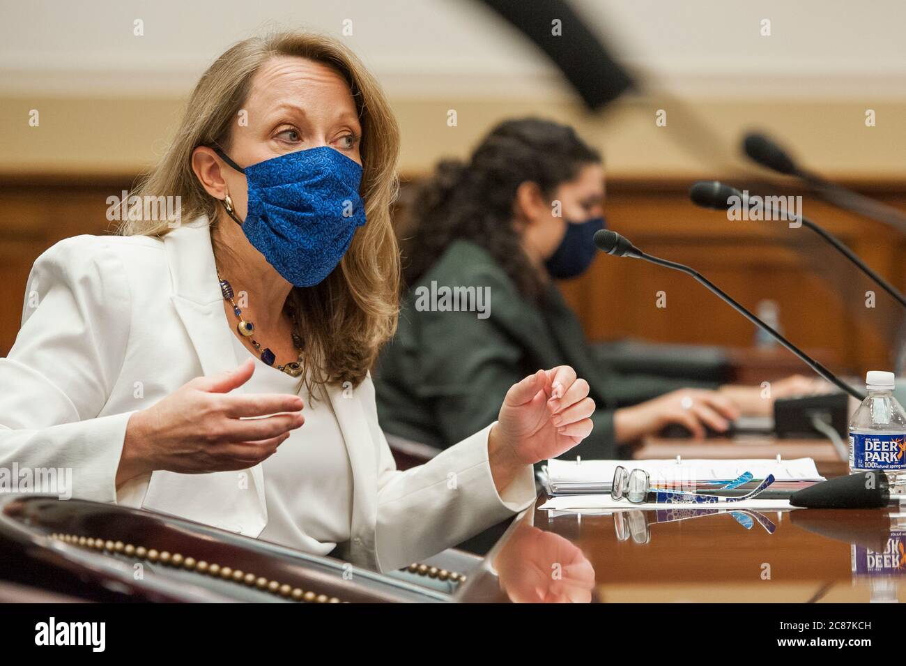 Karin King, Vice Segretario aggiunto, Overseas Citizen Services, Dipartimento di Stato degli Stati Uniti, appare davanti a una commissione della Camera degli Stati Uniti per gli affari esteri, sentendo "Affari consolari e la crisi COVID-19: Valutazione della risposta del Dipartimento di Stato alla pandemia nel Rayburn House Office Building a Capitol Hill a Washington, DC., martedì 21 luglio 2020. Credit: Rod Lammey/CNP /MediaPunch Foto Stock