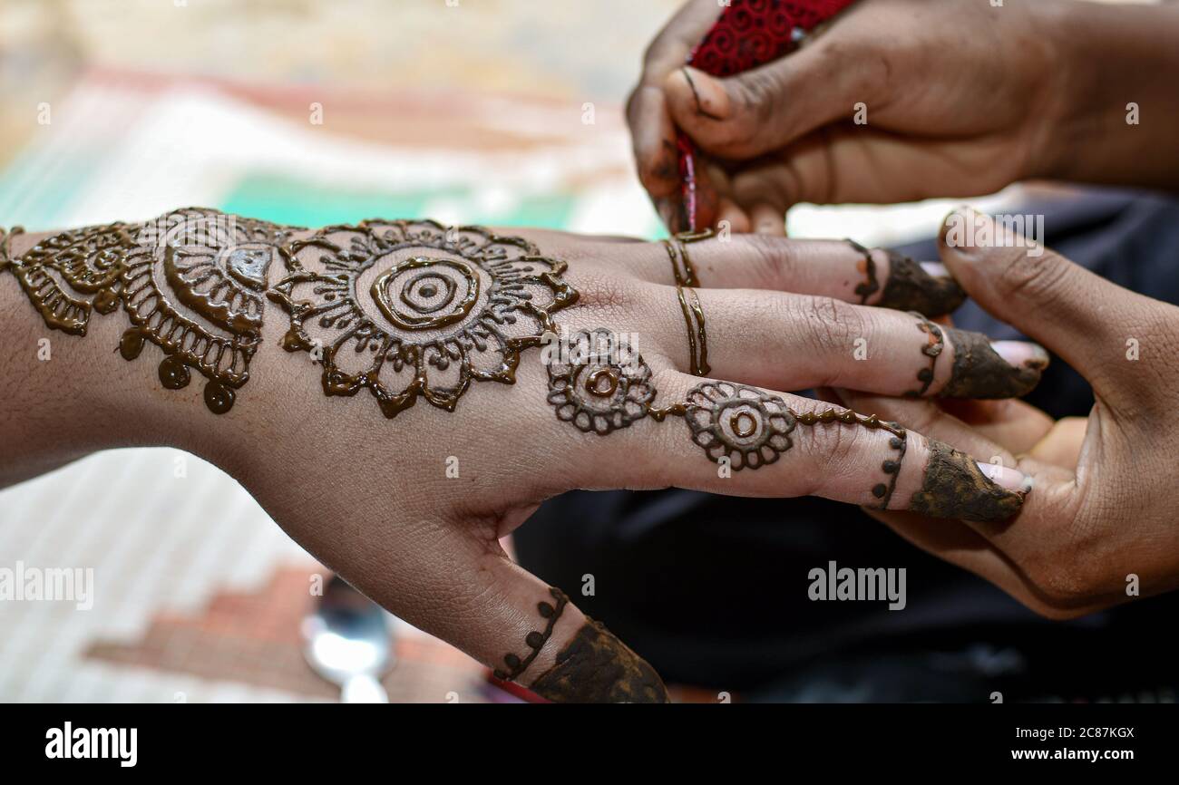 Bei disegni Mehndi a portata di mano al matrimonio indù indiano. 01 Foto Stock