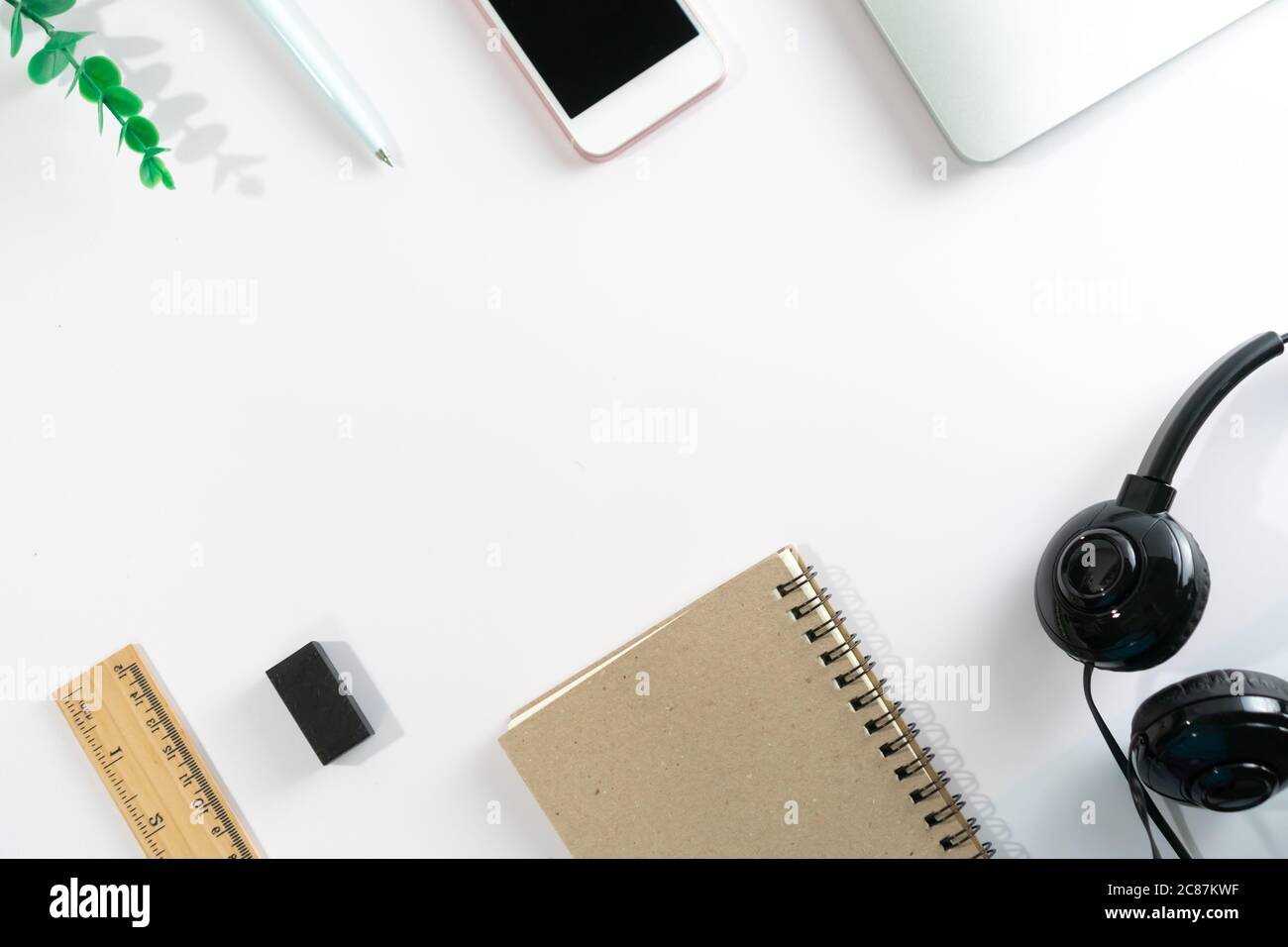 Scrivania da tavolo da ufficio con vista dall'alto e disposizione piatta. Area di lavoro con spazio di copia vuoto, i materiali decorano come cornice su sfondo bianco o color pastello. Foto Stock