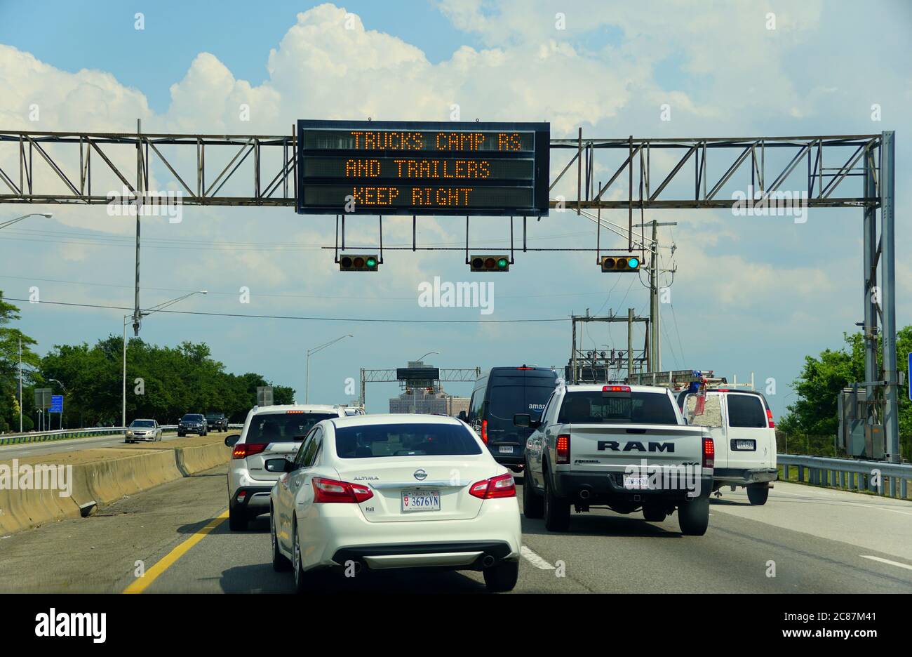 Virginia, U.S.A - 29 giugno 2020 - il traffico pesante nel tunnel del ponte della Baia di Chesapeake Foto Stock