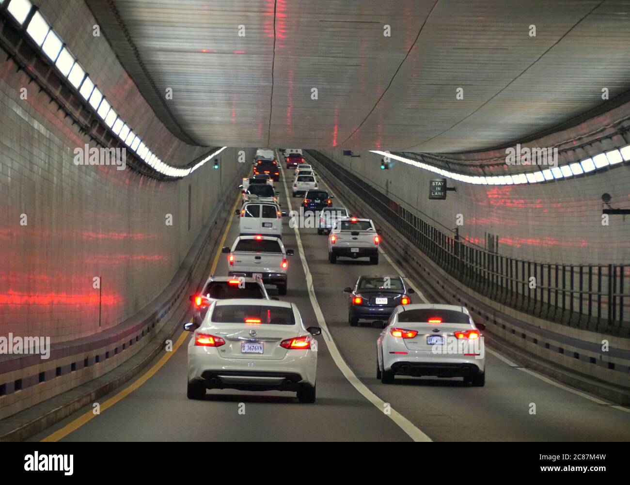 Virginia, U.S.A - 29 giugno 2020 - il traffico all'interno del Chesapeake Bay Bridge Tunnel Foto Stock