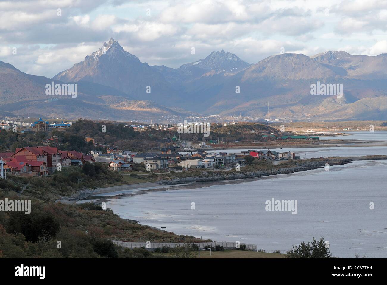 Vista da ovest nel tardo pomeriggio, con la catena Marziale innevata sullo sfondo, Ushuaia, Tierra del Fuego, Argentina marzo 2018 Foto Stock