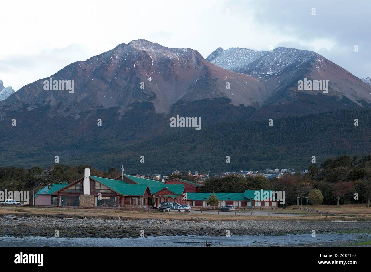Tolkeyen Hotel, lungomare, Martial Range in background, Ushuaia, Argentina 25 marzo 2018 Foto Stock