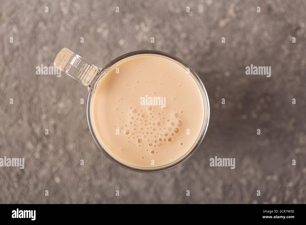yogurt di albicocca o pesca in una tazza di vetro Foto Stock