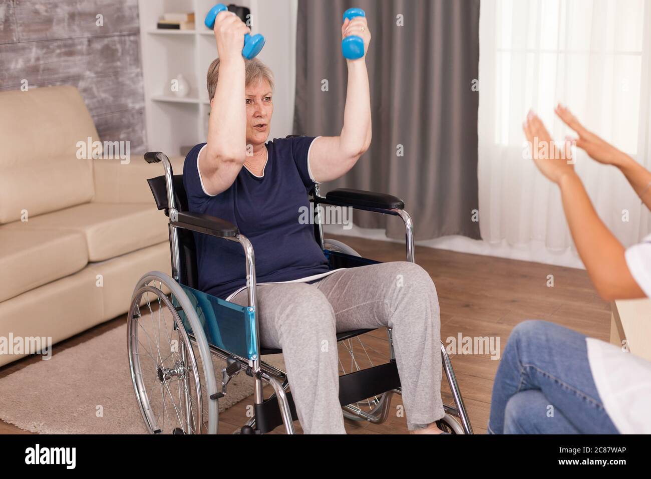Fisioterapista addestra il paziente con disabilità fisiche. Disabili anziani ricoverati infermiere professionista di aiuto, cura casa di riposo e riabilitazione Foto Stock