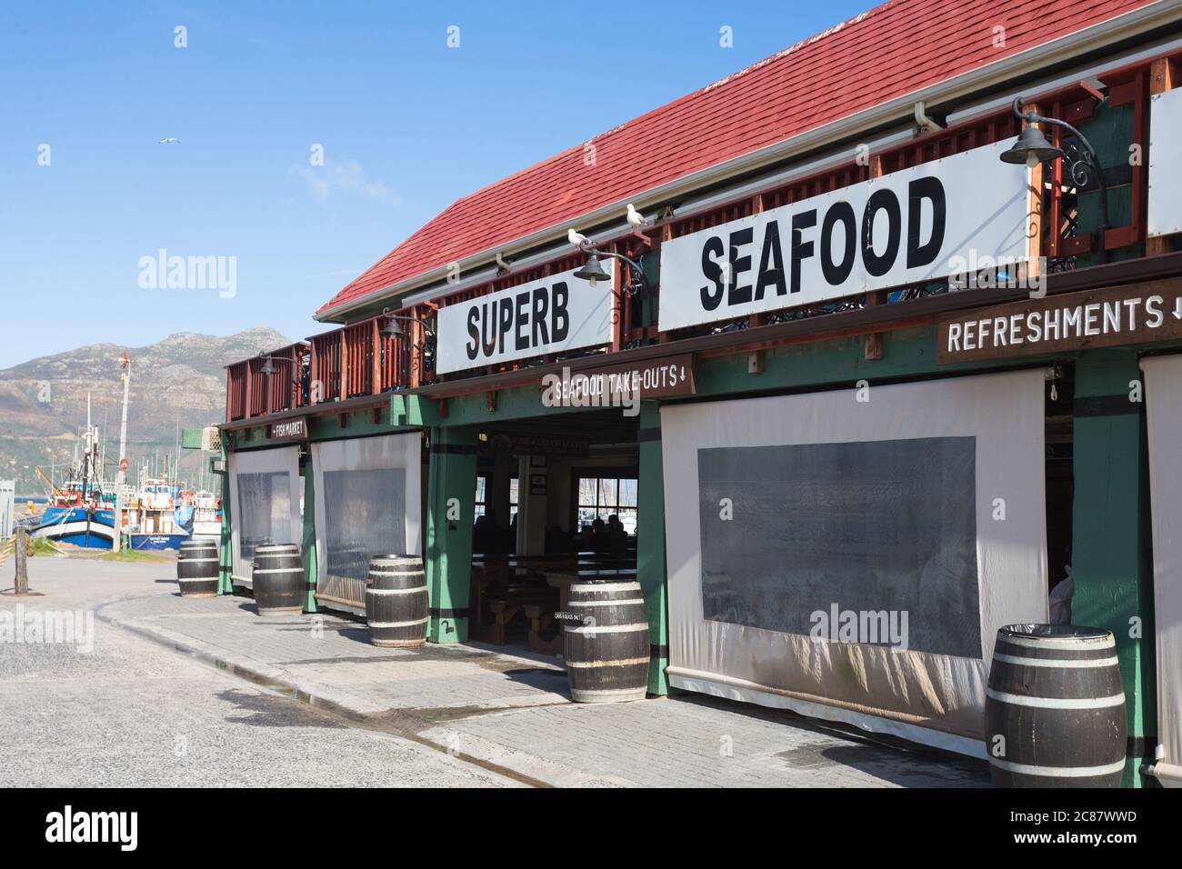 Il Mariners Wharf è un edificio distintivo, un ristorante e caffetteria nel porto di Hout Bay a Città del Capo, Sud Africa Foto Stock