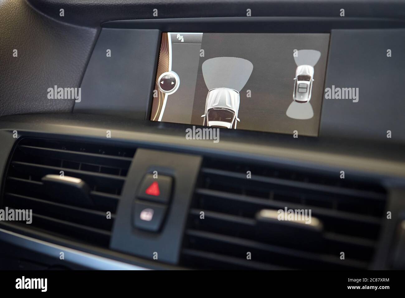 GRODNO, BIELORUSSIA - GIUGNO 2020: BMW X3 II F25 2.0i xDrive interno di sistema di assistenza parcheggio di backup auto premium con sensori sullo schermo. Assista del conducente Foto Stock