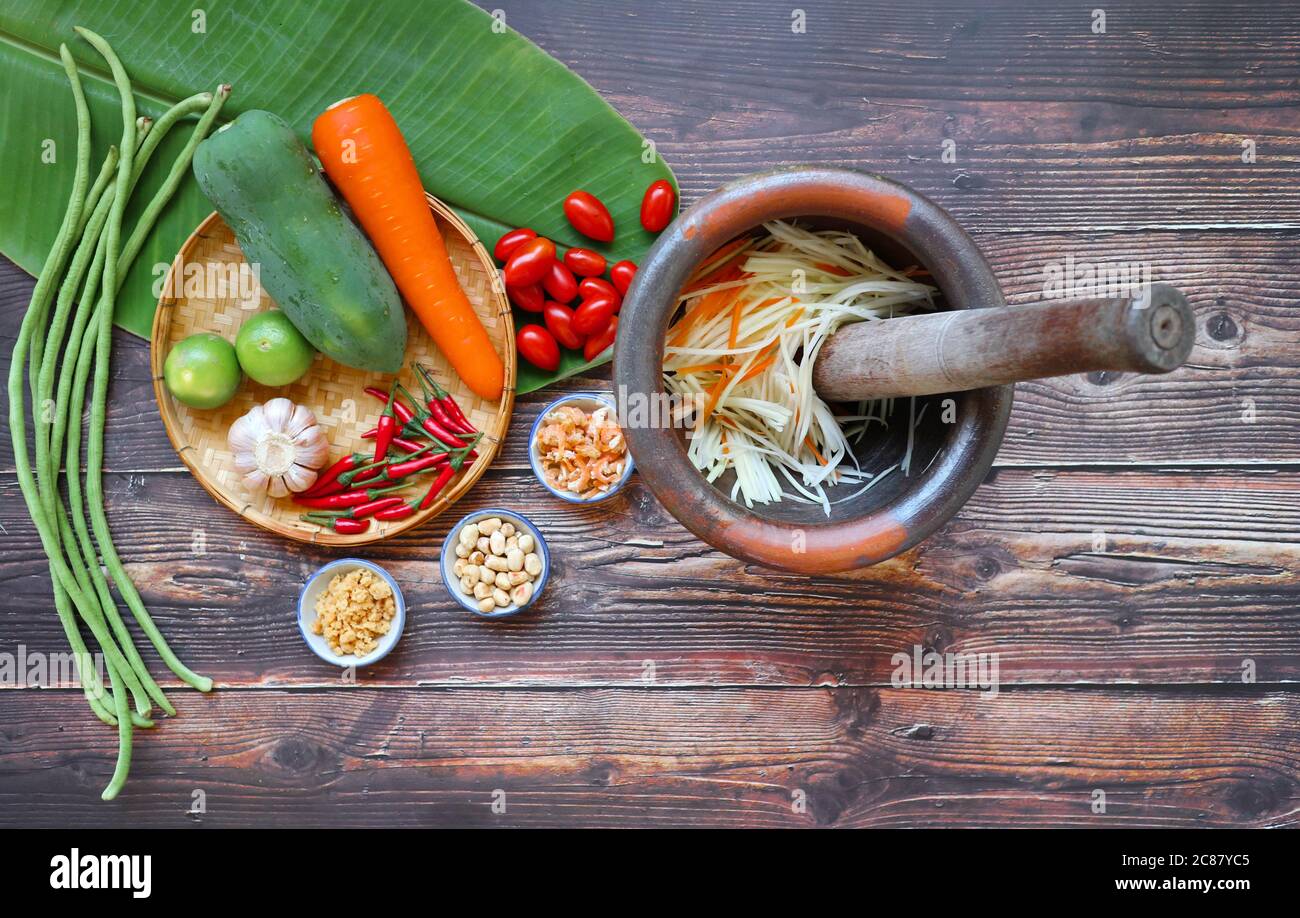 Somtum ingredienti - insalata Papaya, molto popolare e famoso tra i piatti tailandesi. Buono per la dieta. Foto Stock