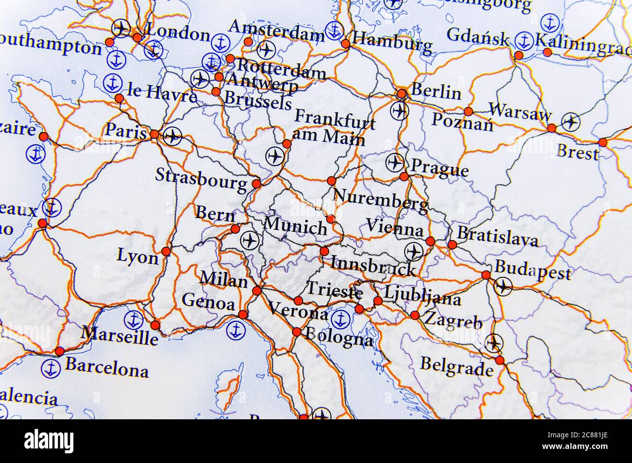 Mappa geografica dei paesi europei con autostrada a due passi Foto Stock