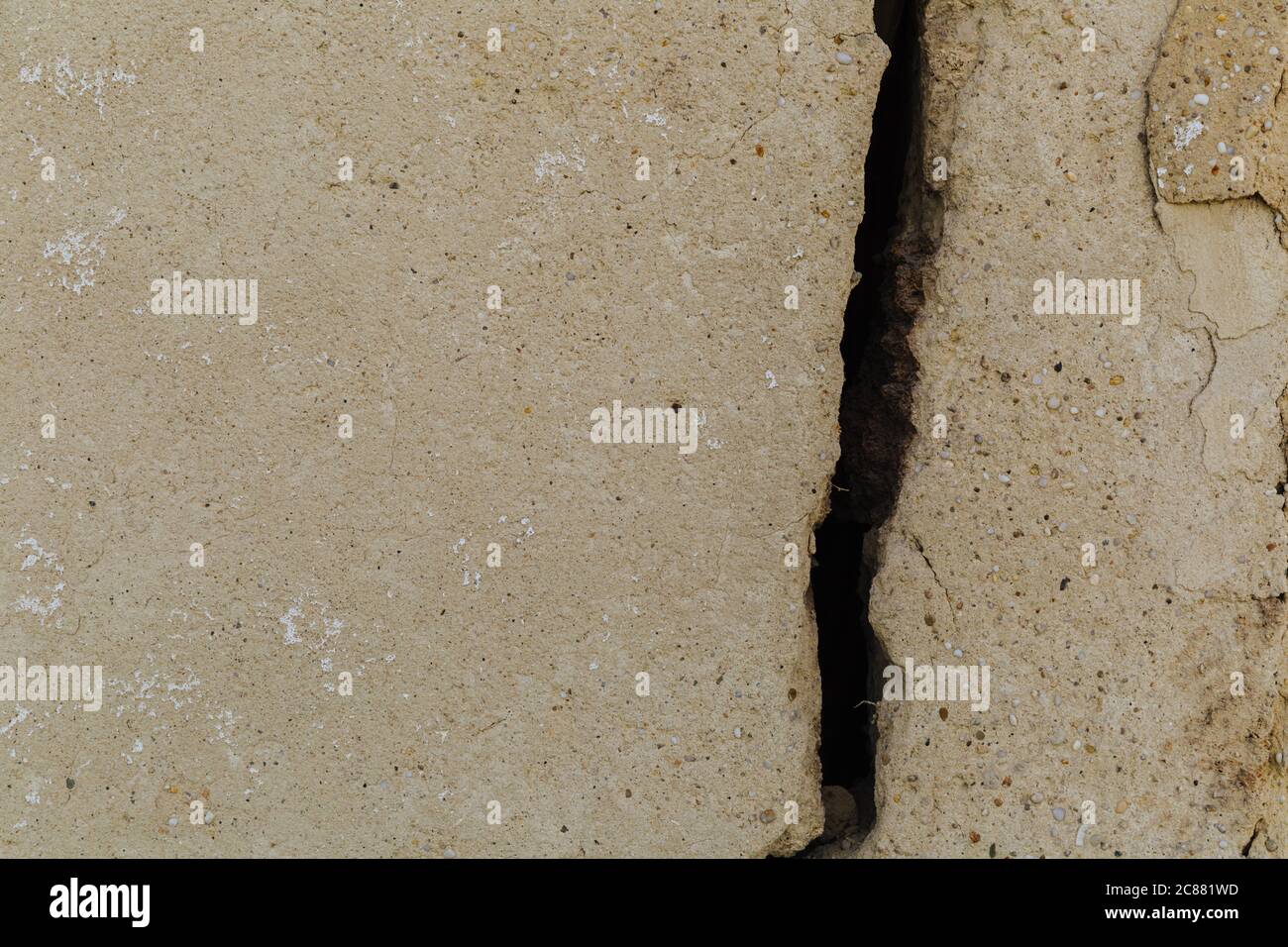 Grande spaccatura nel muro della casa. Chiocatura, incrinature, danni. Foto Stock