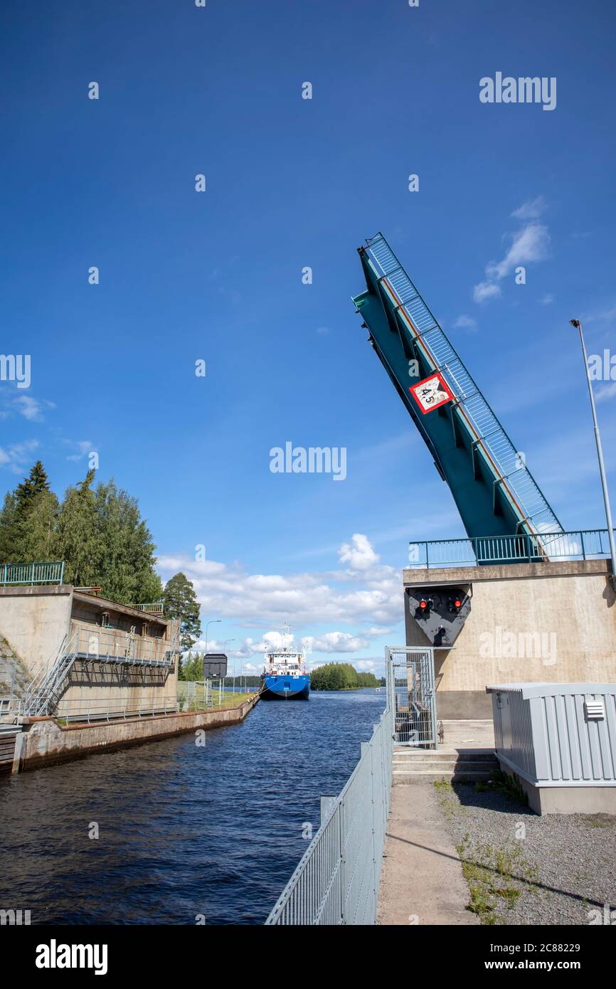 Ponte a disegno apertura nel canale Taipaly, Varkaus Finlandia Foto Stock