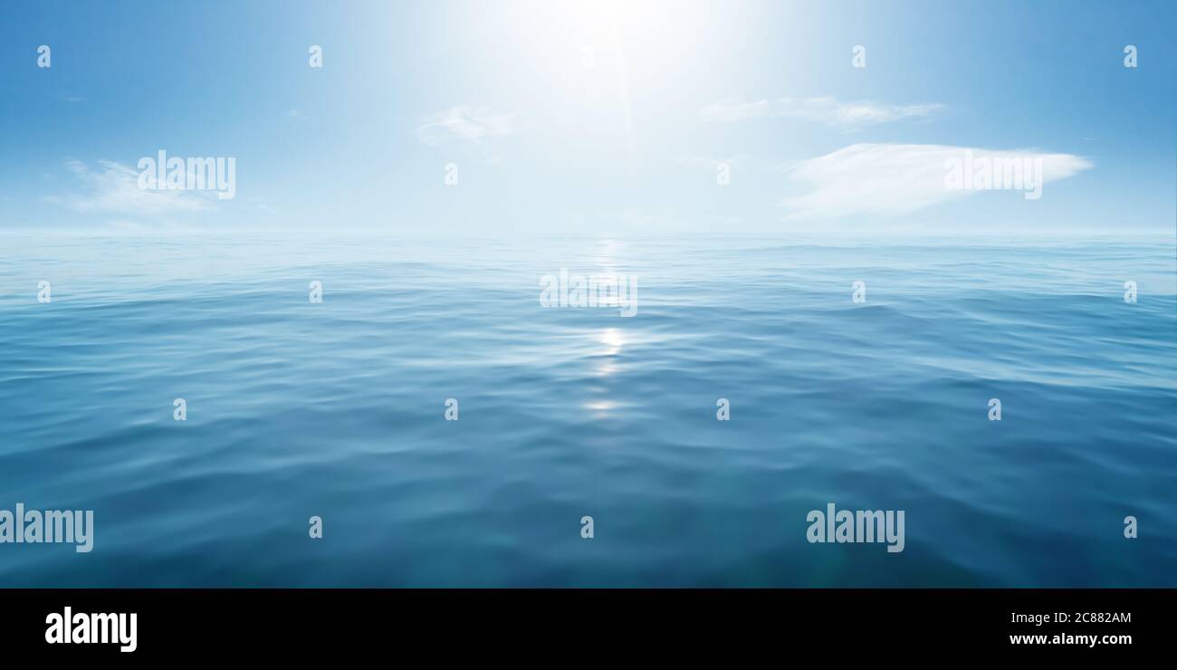 Closeup superficie di calmo oceano blu mare acqua con sole e nuvole dietro. Trama astratta di sfondo. Foto di alta qualità Foto Stock