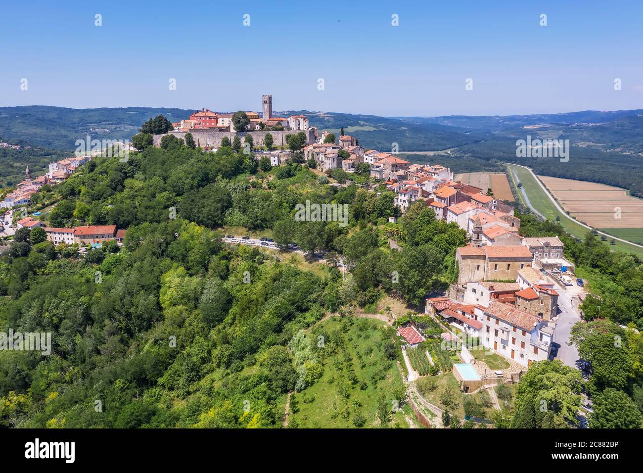 Una vista aerea di Motovun, insediamento nel centro dell'Istria, Croazia Foto Stock