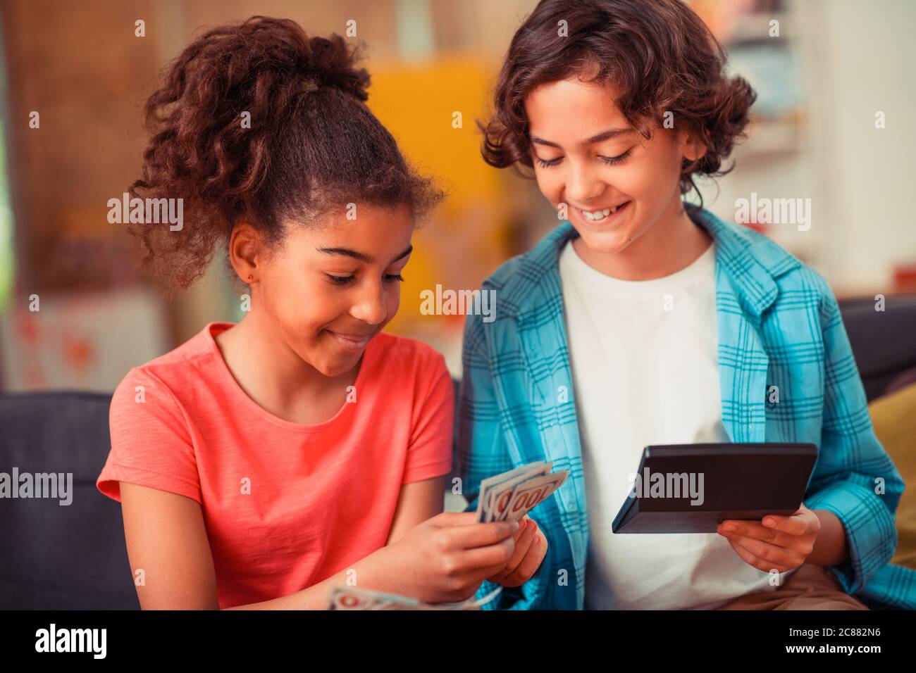 I bambini imparano a gestire i loro soldi insieme Foto Stock