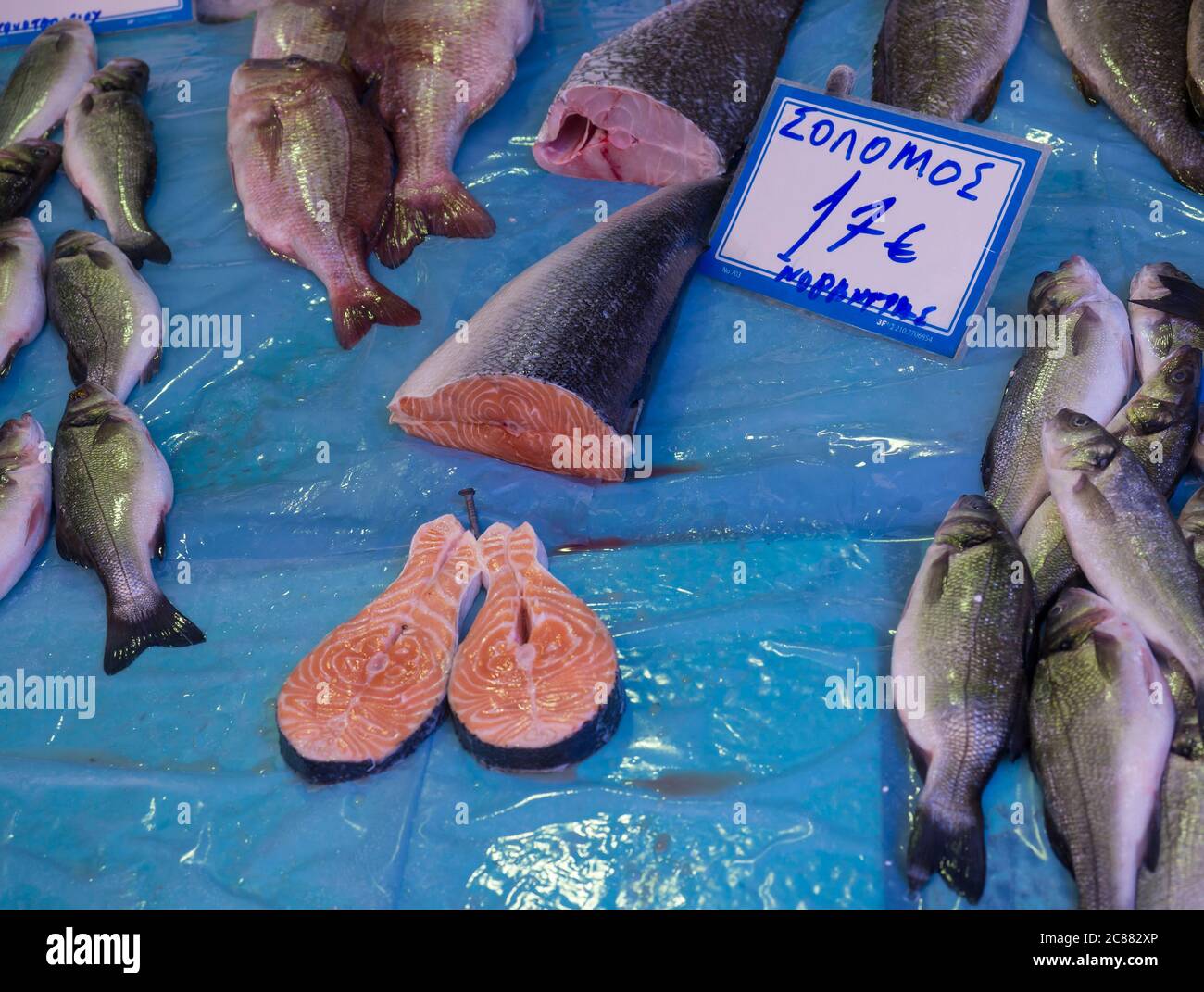 Tradizionale mercato del pesce a Corfù Kerkyra in grecia, con salmone  fresco un diverso tipo di pesce fresco mediterraneo e in vendita al banco  Foto stock - Alamy