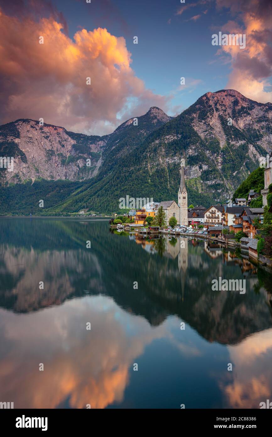 Hallstatt, Austria. Immagine del famoso villaggio alpino Hallstatt al tramonto spettacolare. Foto Stock