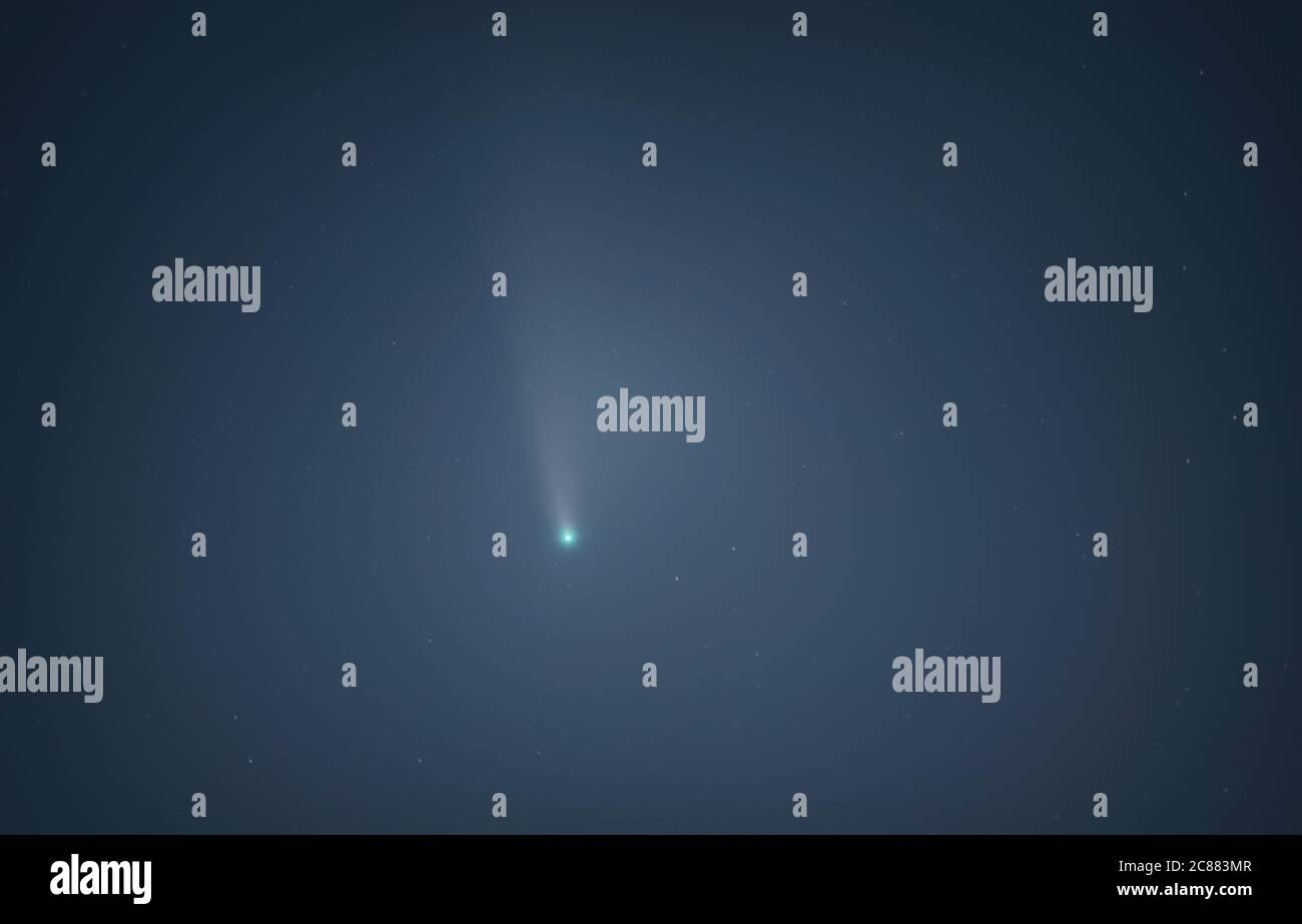Wimbledon, Londra, Regno Unito. 21 luglio 2020. Comet C/2020 F3 Neowise fotografato prima della mezzanotte nel cielo NW ora sbiadisce leggermente nell'inquinamento luminoso e nel bagliore del cielo di Londra, ma in questa immagine è chiaro attraverso un teleobiettivo. Credito: Malcolm Park/Alamy Foto Stock