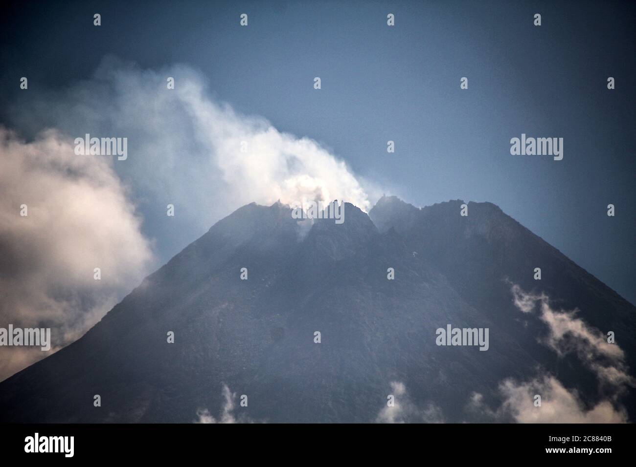 22 luglio 2020, Sleman, YOGYAKARTA, INDONESIA: Il Monte Merapi si vede a Sleman, Yogyakarta, Indonesia emette fumo sulfatara martedì 22 luglio 2020. Secondo le informazioni dell'Agenzia di ricerca e sviluppo geologico indonesiana (BPPTKG) 22 luglio 2020, il Monte Merapi ha sofferto di 18 ibridi, ampiezza 2-7 mm, SP : 0.3-0.41 secondi, quantità vulcanica superficiale: 2, ampiezza: 27-70 mm, durata: 8.04-10.64 secondi) Tecnonics locale (quantità: 1, ampiezza: 2 mm, SP: 1.24 secondi, accreditamento: ZUMA Press, Inc./Alamy Live News accreditamento: ZUMA Press, Inc./Alamy Live News Foto Stock