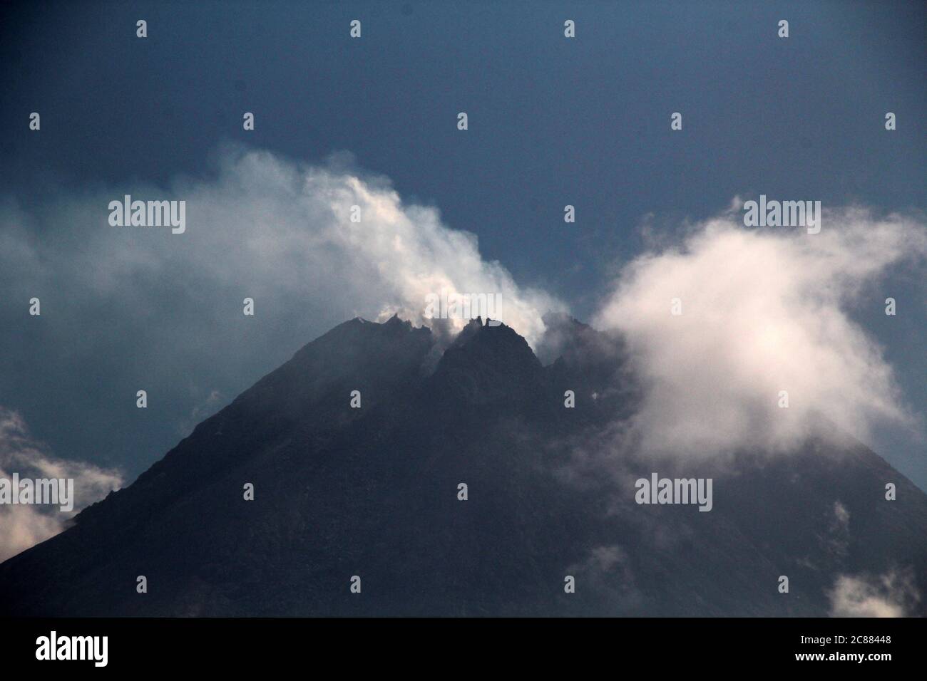 22 luglio 2020, Sleman, YOGYAKARTA, INDONESIA: Il Monte Merapi si vede a Sleman, Yogyakarta, Indonesia emette fumo sulfatara martedì 22 luglio 2020. Secondo le informazioni dell'Agenzia di ricerca e sviluppo geologico indonesiana (BPPTKG) 22 luglio 2020, il Monte Merapi ha sofferto di 18 ibridi, ampiezza 2-7 mm, SP : 0.3-0.41 secondi, quantità vulcanica superficiale: 2, ampiezza: 27-70 mm, durata: 8.04-10.64 secondi) Tecnonics locale (quantità: 1, ampiezza: 2 mm, SP: 1.24 secondi, accreditamento: ZUMA Press, Inc./Alamy Live News accreditamento: ZUMA Press, Inc./Alamy Live News Foto Stock