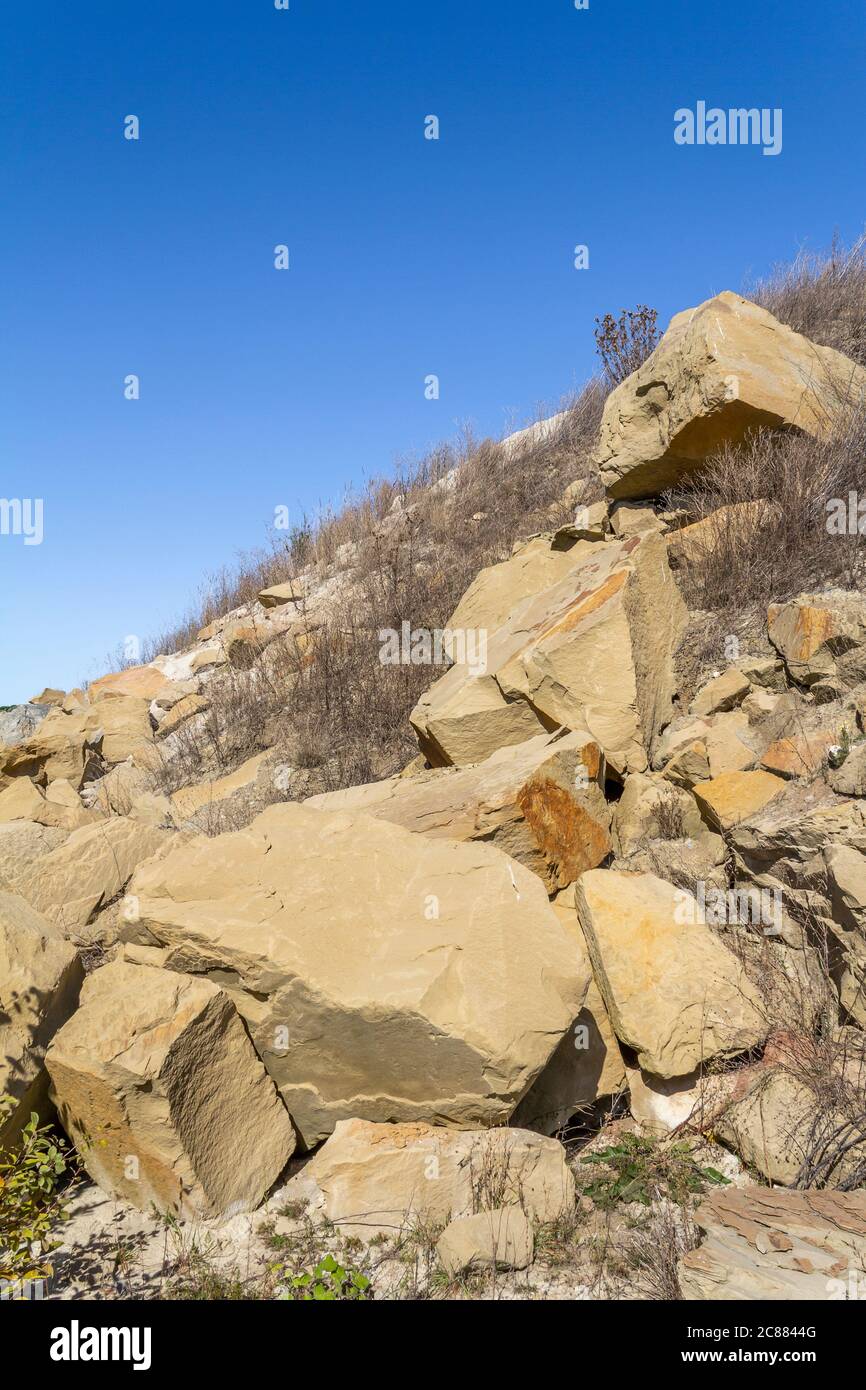 soleggiato palo di rovina illuminato con grandi pietre Foto Stock