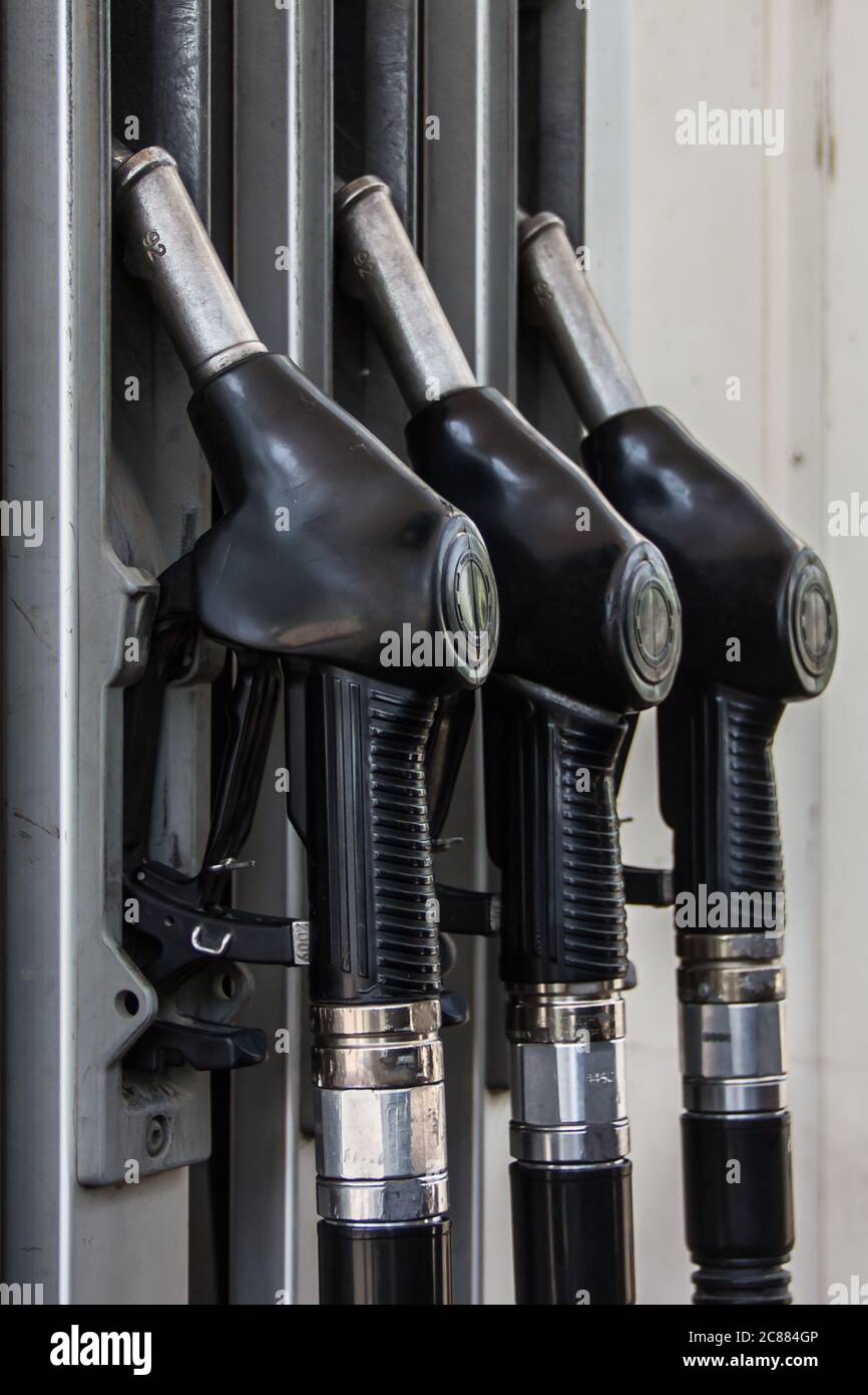 Benzina per il rifornimento di auto presso una stazione di servizio Foto Stock