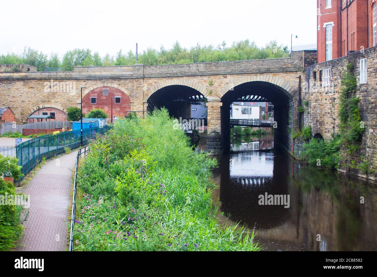 7 luglio 2020 una vista del ponte di Cobweb sul fiume Don che attraversa uno degli archi del vecchio ponte ferroviario della stazione Victoria nel centro di Shef Foto Stock