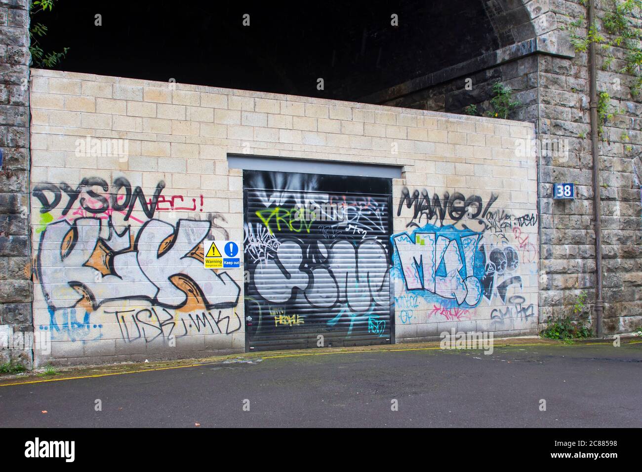 7 luglio 2020 parte del vecchio muro della stazione con un arco bloccato in Inghilterra Sheffield ora coperto di graffiti. Questo ponte ferroviario è conservato come un Foto Stock