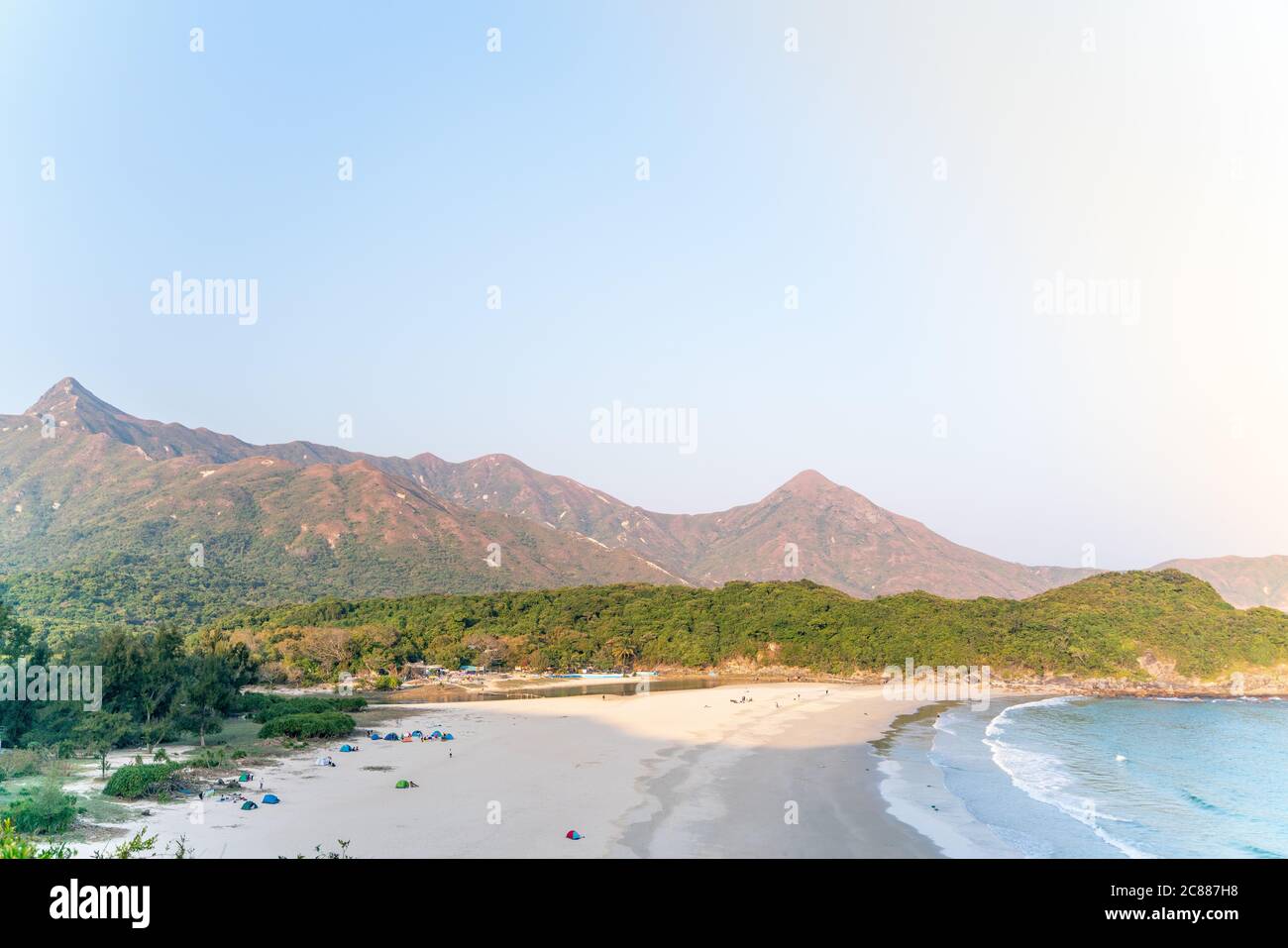 La bella strada soleggiata escursionistica nel Sai Kung East Country Park a Hong Kong Foto Stock