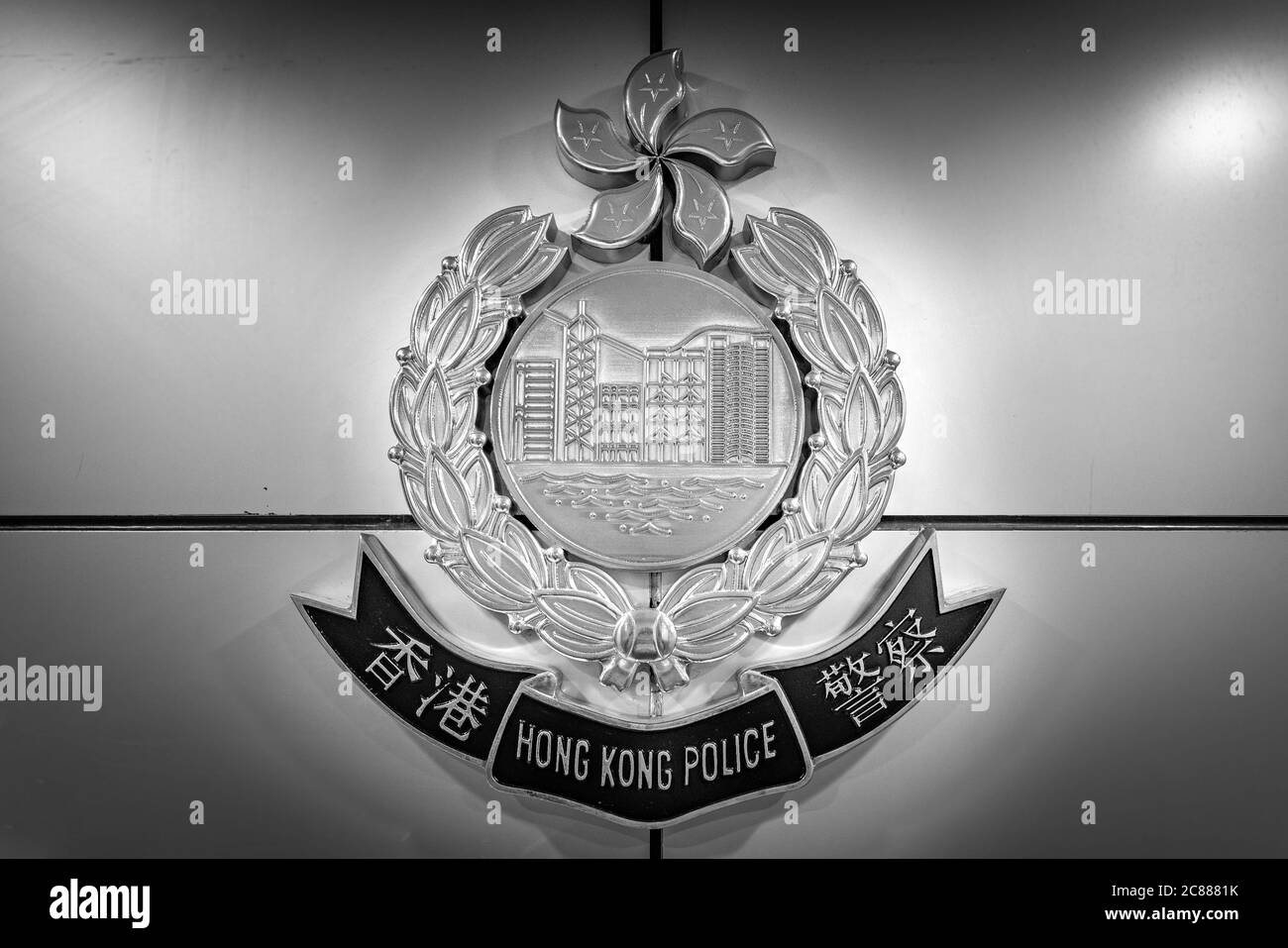 Il logo della polizia di Hong Kong sul muro della stazione di polizia. Foto Stock