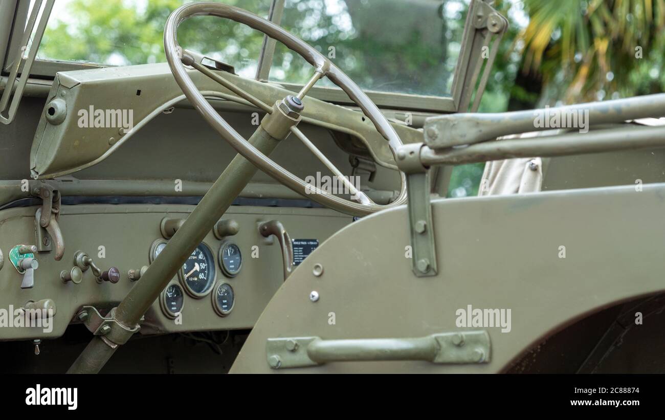 uno sterzo di auto d'epoca militare Foto Stock