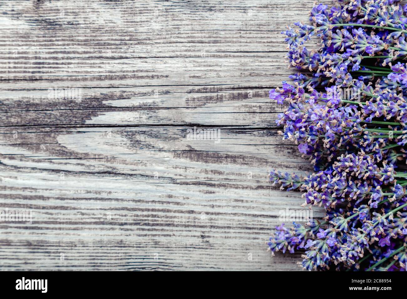 Fiori di lavanda freschi fioriscono su sfondo antico rustico legno con spazio copia per il testo. Flatlay francese provenza stile lavanda fiore Foto Stock