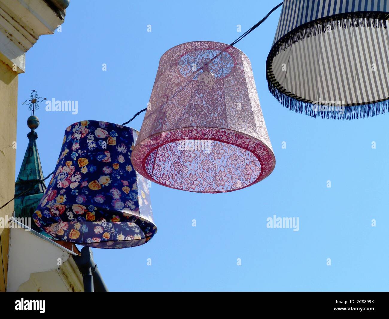 Colori decorativi esterni tele tinte, lanterne o lampioni sopra la strada pubblica in pittoresca città d'Europa. festival e estate atmosfera di vacanza Foto Stock