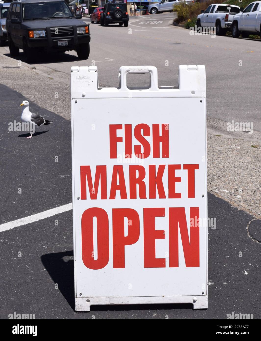FRESNO, STATI UNITI - 02 luglio 2020: Una foto di un mercato del pesce rosso OPEN Sign a Morro Bay Foto Stock