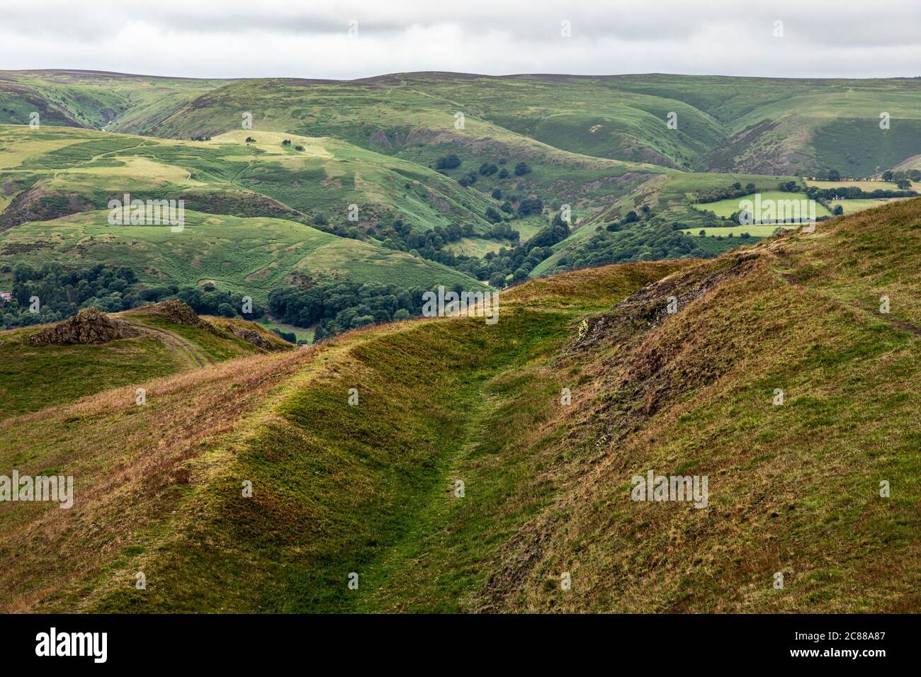 Vista verso il Long Mynd dai bastioni della fortezza preistorica di Caer Caradoc, vicino a Church Stretton, Shropshire Foto Stock