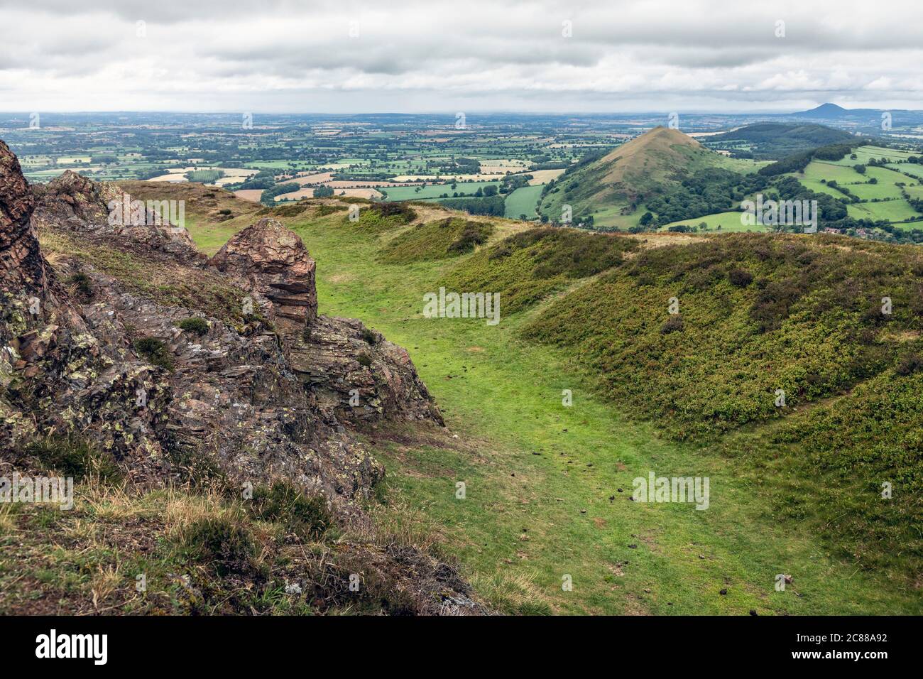 Vista dai bastioni dell'antico forte collinare di Caer Caradoc verso il Lawley e il Wrekin in lontananza, vicino a Church Stretton, Shropshire Foto Stock