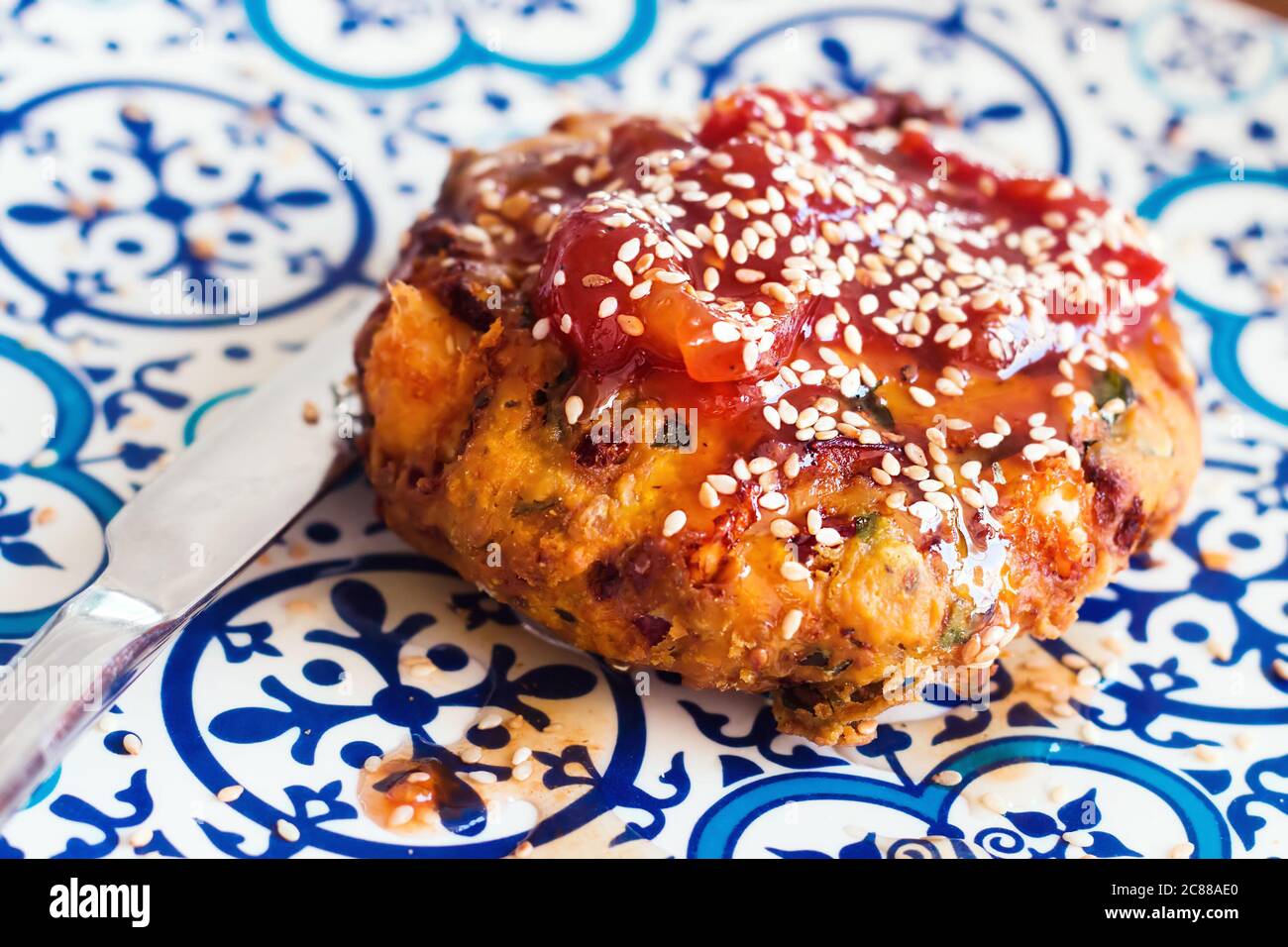 Formaggio tradizionale greco fritto (saganaki) con salsa di pomodoro, fuoco selettivo Foto Stock