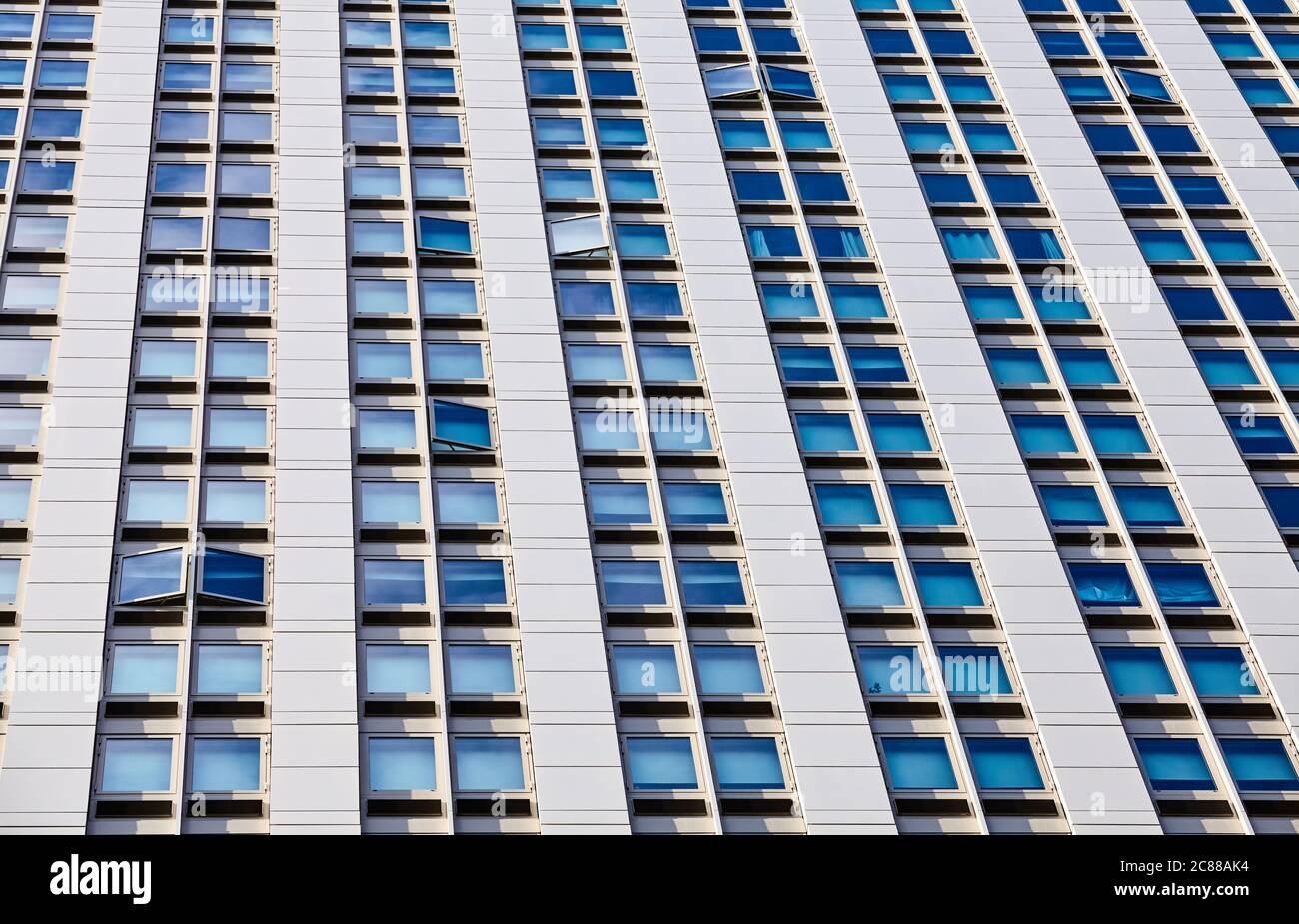 Edificio alto e moderno, con facciata e sfondo architettonico. Foto Stock