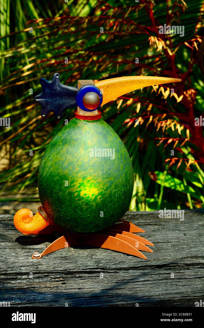 Matakana, Nuova Zelanda - Dic 2019: Parco di sculture di Sculptureum. Divertente scultura giardino che rappresenta un uccello non identificato, forse kiwi. Vetro e metallo Foto Stock